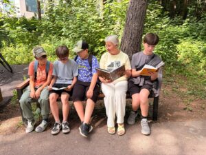 Read more about the article Книжная полянка-квест «Охотники за книгами»